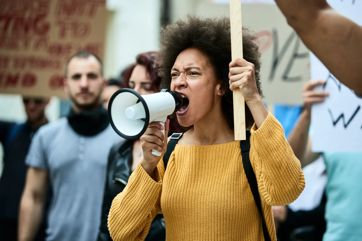 La liberté de réunion face aux lois antiterroristes : un équilibre fragile