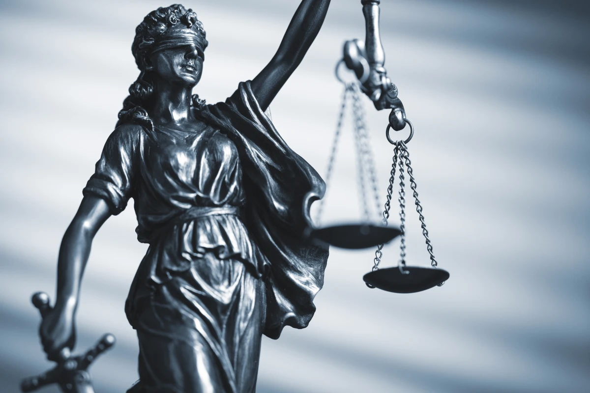 Le droit à un procès équitable face aux défis de la justice internationale : entre promesses et réalités